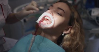 Ortodontist hastaya diş teli taktırmak için diş hazırlar