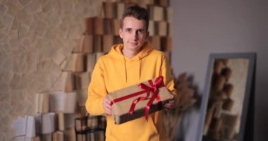 Kutuyu hediye eden adam, doğum günüyle kutluyor, 120fps 'te yavaş çekim 4k.