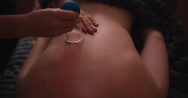 Kadın elleri masaj alırken süpürge yapar.