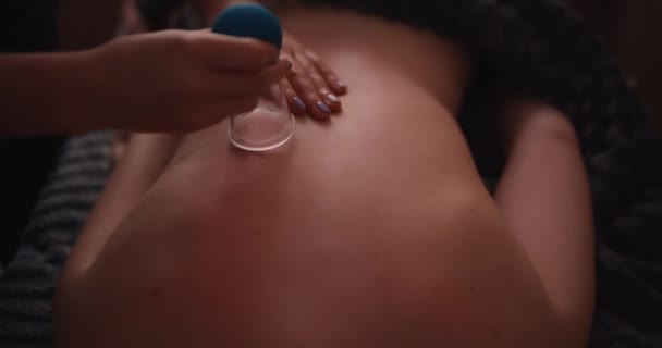 Kvinnliga händer gör vakuum mottagande massage — Stockvideo