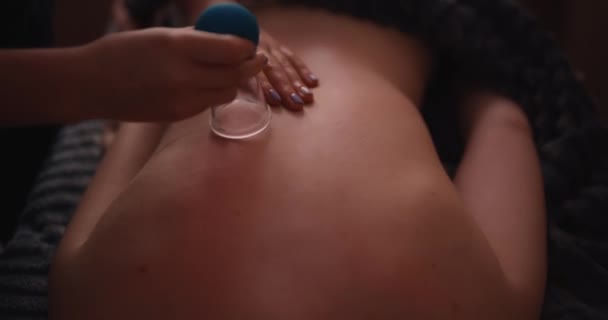 As mãos femininas fazem massagem de recebimento de vácuo — Vídeo de Stock