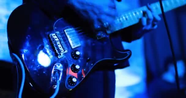 Guitarrista tocando la guitarra eléctrica en concierto en vivo — Vídeos de Stock