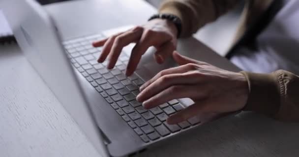 Κοντινό πλάνο αρσενικό χέρια πληκτρολογώντας κείμενο που εργάζονται σε πληκτρολόγιο laptop — Αρχείο Βίντεο