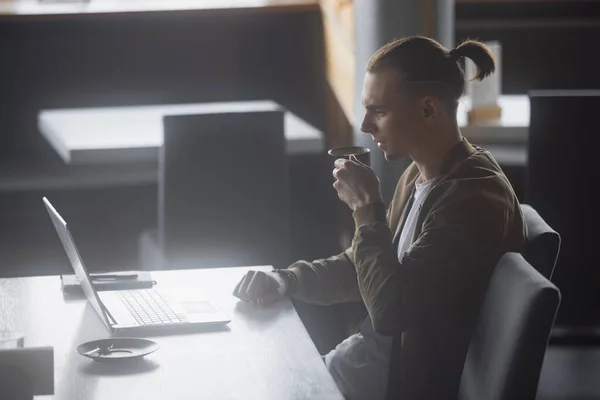 Homem freelancer trabalhando por laptop PC em um café — Fotografia de Stock