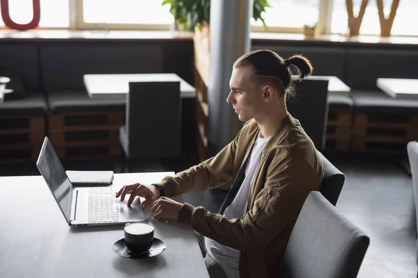 Freelancer człowiek pracuje na laptopie PC w kawiarni — Zdjęcie stockowe