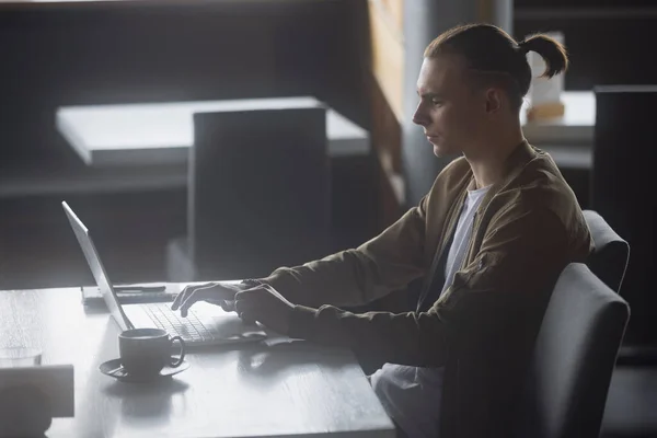 Freelancer człowiek pracuje na laptopie PC w kawiarni — Zdjęcie stockowe