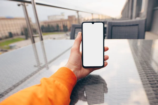 Mockup de mano masculina sosteniendo el teléfono inteligente — Foto de Stock