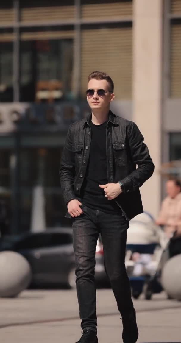 Stylish man walking in sunglasses at the city, slow motion, vertical video — Stock Video