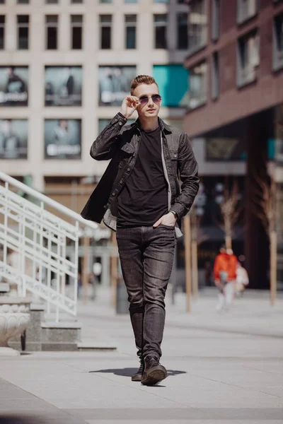 Giovane Uomo Moda Che Cammina Una Strada Della Città Indossando — Foto Stock