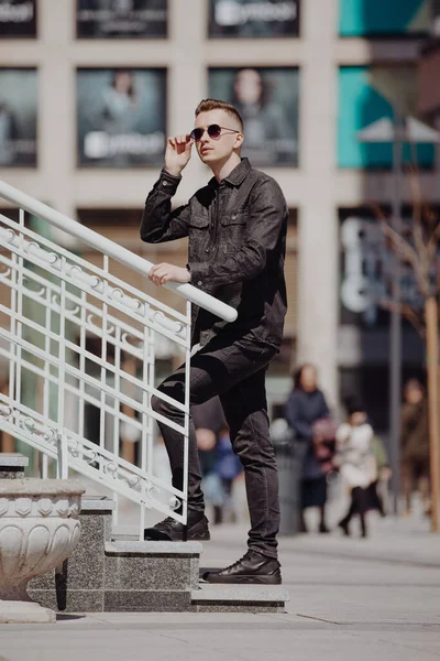 Giovane Uomo Moda Posa Una Strada Della Città Indossando Occhiali — Foto Stock
