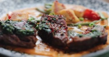 Bir çatalla dana eti madalyonu, dönen tabaktan et al.