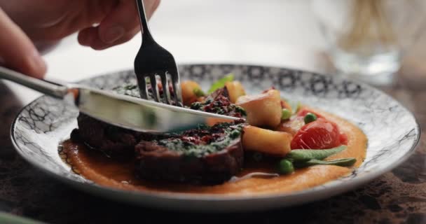 Krojenie medalionów cielęcych na talerzu, jedzenie w restauracji — Wideo stockowe