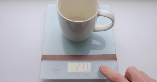 Pesando 200 gramas de água em uma balança de cozinha — Vídeo de Stock