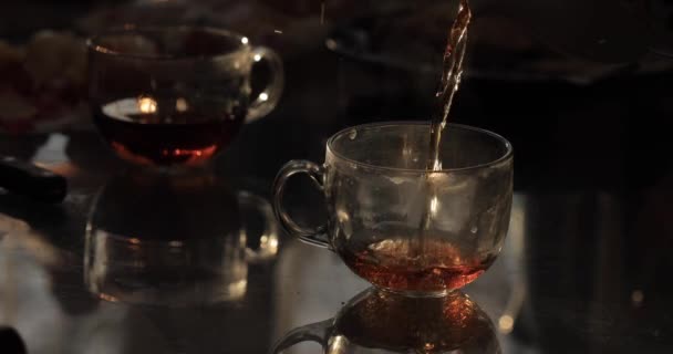 Медленное движение залить чай в чашку — стоковое видео