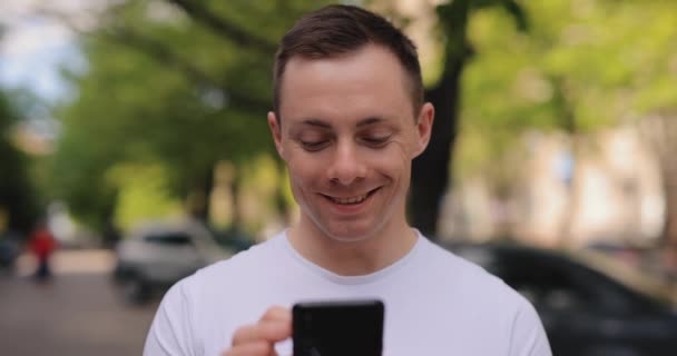 Cámara lenta caucásico hombre sonriendo mirando en el teléfono inteligente — Vídeos de Stock