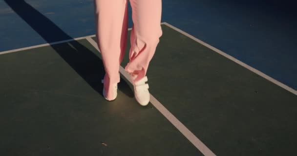 Creativo video de moda piernas femeninas corriendo en un estadio — Vídeo de stock