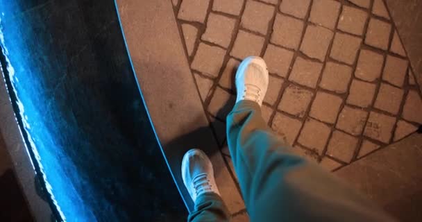 POV mannelijke en vrouwelijke voeten ontmoeten elkaar in de nacht stad — Stockvideo