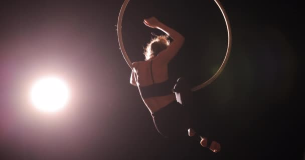 Chica gimnasta colgando en el anillo acrobático haciendo espectáculo de rendimiento — Vídeos de Stock