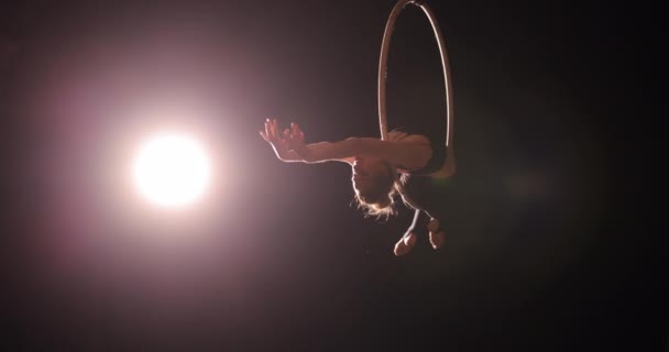 Air gymnaste femme effectuer un tour acrobatique — Video