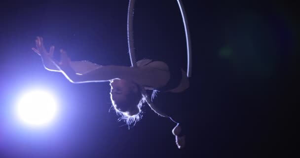 Γυναίκα καλλιτέχνης τσίρκου κάνει μια παράσταση στη σκηνή κρέμονται σε ένα δαχτυλίδι — Αρχείο Βίντεο