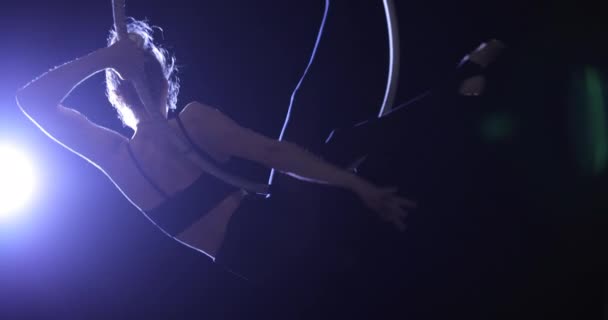 Kvinnlig cirkusartist gör en show på en scen — Stockvideo