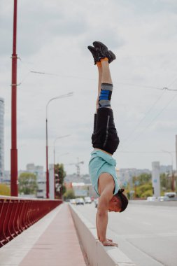 Köprüde dengede duran bir adam