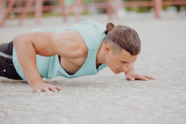 Dışarıda şınav çeken bir adam.