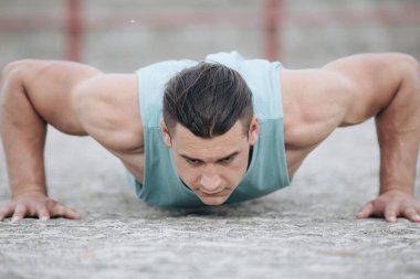 Dışarıda şınav çeken bir adam.