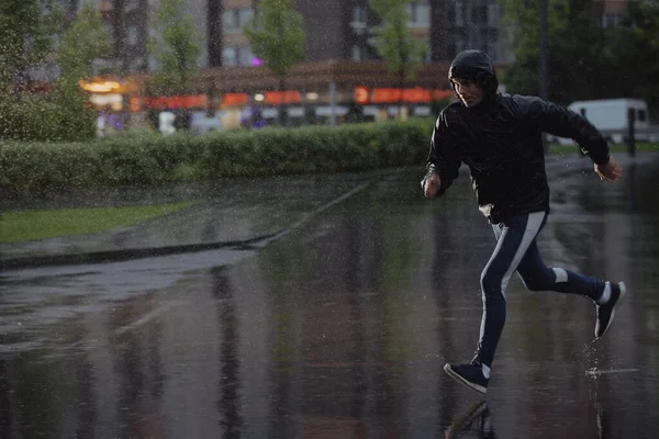 Muž jogging under rain, flash light — Stock fotografie