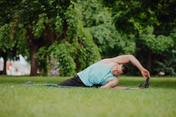 Člověk cvičí jógu v parku — Stock fotografie