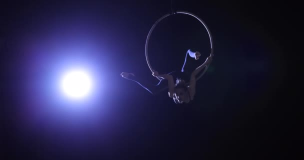 Professionele lucht gymnaste maken trucs opknoping op een ring — Stockvideo
