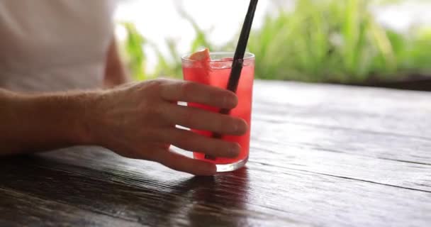 Mano masculina tomar una limonada de pomelo — Vídeo de stock