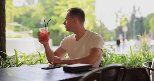 Hombre bebiendo una limonada de pomelo — Vídeo de stock