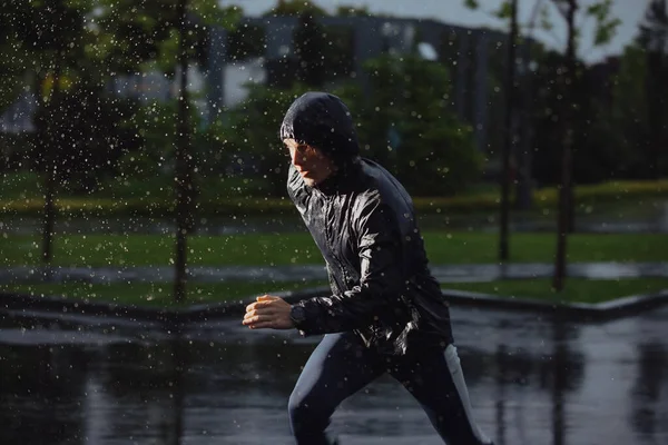 男は雨の下でジョギング、懐中電灯 — ストック写真
