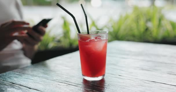 Männliche Hand trinkt eine Grapefruitlimonade — Stockvideo