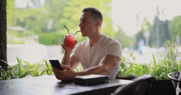 Hombre bebiendo una limonada de pomelo — Vídeo de stock