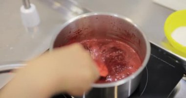 Kirazı ocakta bir tencerede kaynatın.