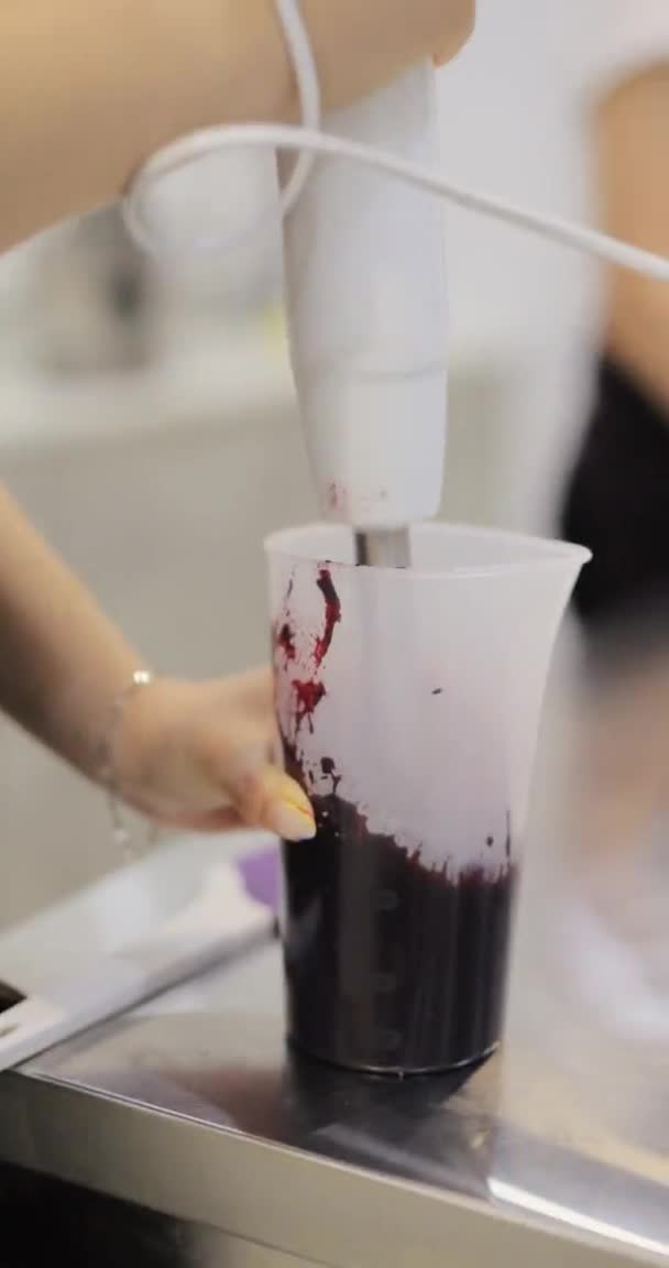 Chef choppes boiled currants in a blender, making jam — Stock Video