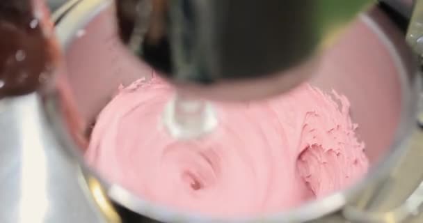 ミキサーでマシュマロを作るためのクリームを混ぜる — ストック動画