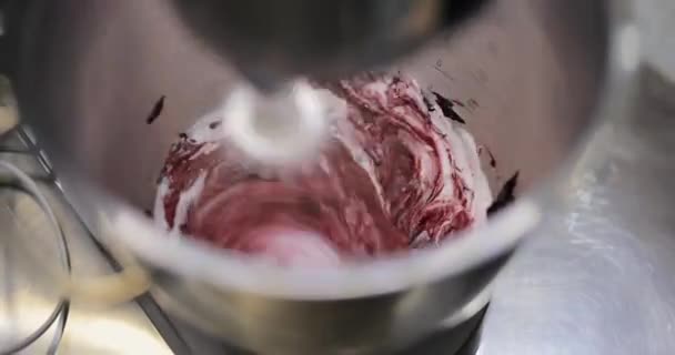 Blandningskräm för att göra marshmallow i en mixer — Stockvideo