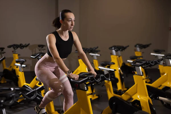 Fitness mulher ciclismo bicicleta de exercício — Fotografia de Stock