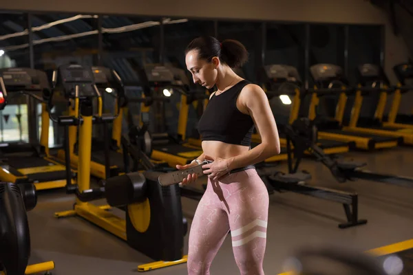 Sportieve vrouw doet de gymgordel om — Stockfoto