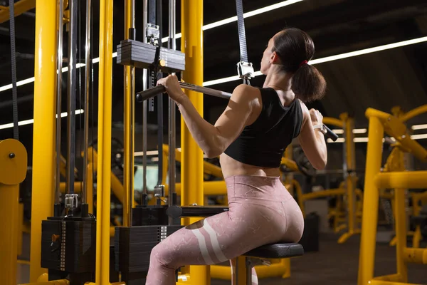 Fitness mujer ciclismo bicicleta de ejercicio —  Fotos de Stock