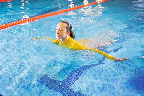 Mulher Nadando Piscina Interior Profissional — Fotografia de Stock