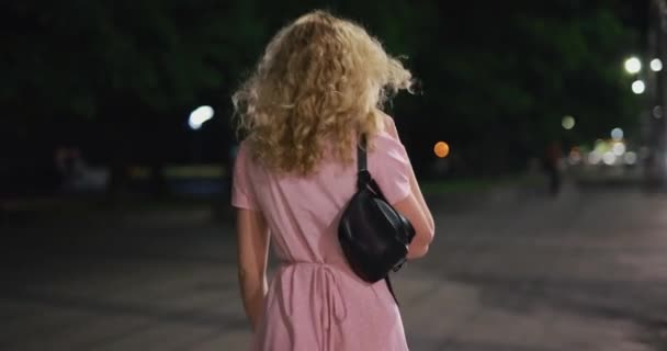 Mujer sexy en vestido caminando por la noche de la ciudad y volver — Vídeos de Stock