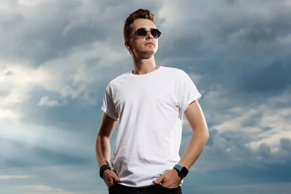 Модний молодий чоловік в сонцезахисних окулярах і біла порожня футболка — стокове фото