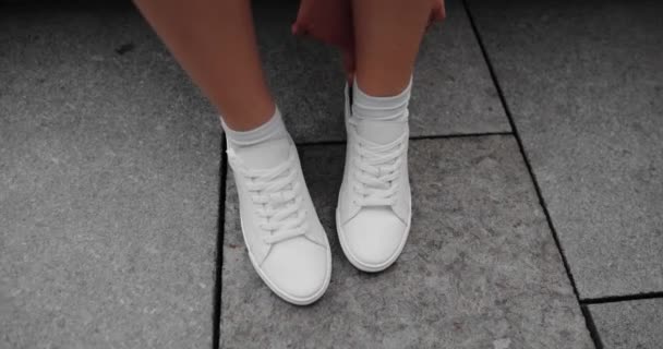 Mujer irreconocible usando zapatillas blancas — Vídeo de stock