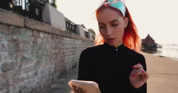 Cyberpunk neobvyklé ženy pomocí smartphone ve městě — Stock video