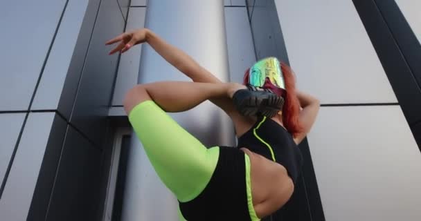 Mujer cyber punk bailando inusual en una ciudad — Vídeos de Stock