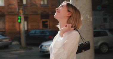 Şehirde yürüyen mutlu bir kadın